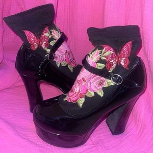 size 7 SUGAR THRILLZ Forest Findings Embroidered Sock Heels.